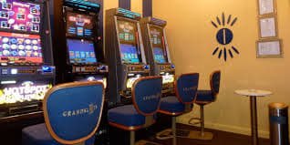 Dealer Teen Patti dan meja kasino langsung di studio mpo99